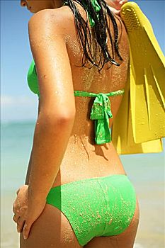 女孩,站立,热带沙滩,穿,绿色,比基尼,拿着,鳍状物,湿,沙,后面