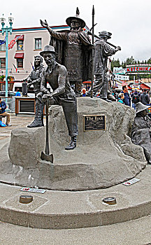 凯奇坎,ketchikan,港码头矗立的雕塑群像,反映了早年凯奇坎各阶层,各行业人士的面貌