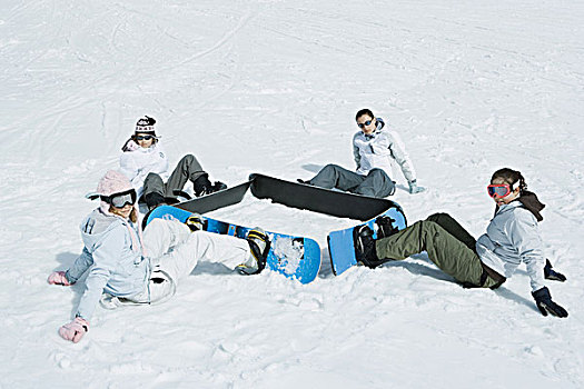四个,孩子,滑雪板玩家,坐,地面,看镜头