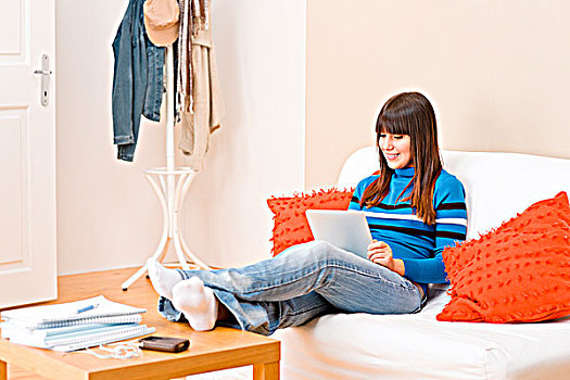 女青年,放松,家,坐,沙发,触摸屏,平板电脑
