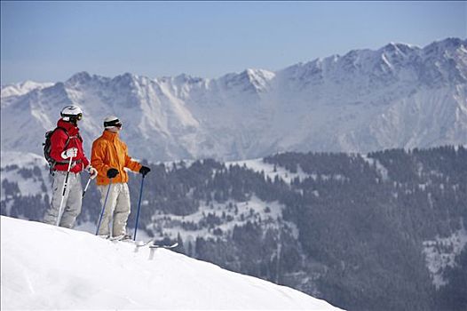 奥地利,两个,男性,滑雪者,斜坡,山峦