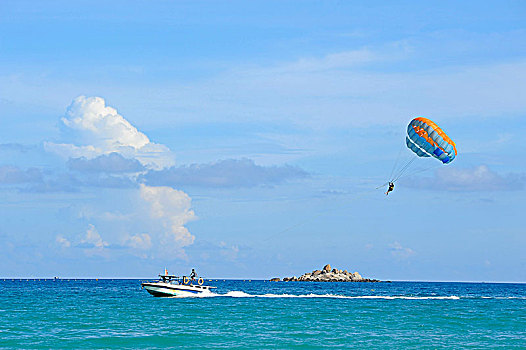 汽艇拖拽降落伞海上极限运动