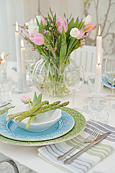 淡色调,餐具摆放,芦笋嫩茎,玻璃花瓶,郁金香,喜庆,桌面布置