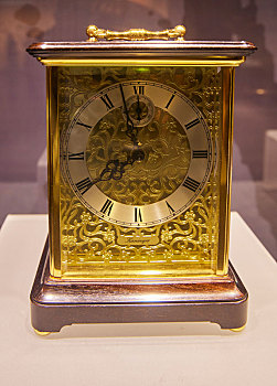 德国19世纪金属雕花盘座钟
