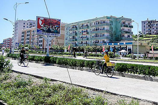 朝鲜农村人喜欢骑自行车出行成了名副其实的自行车王国