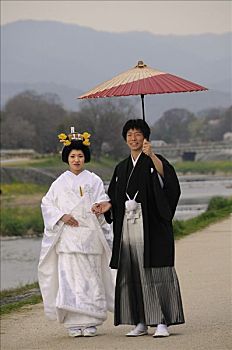 传统,日本,婚礼,伴侣,穿,和服,新娘,发型,新郎,拿着,纸,伞,河,京都,亚洲