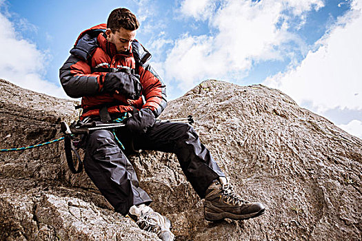 男青年,攀登,岩石上,检查,绳索,湖区,坎布里亚,英国