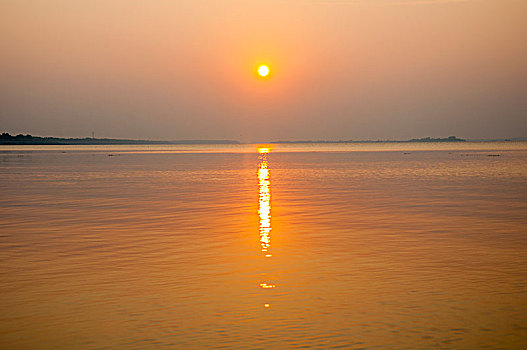 夕阳环境中的湖水