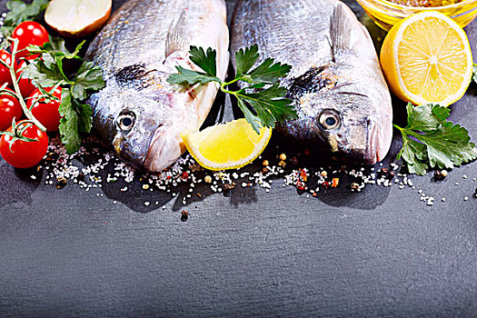 鲜鱼,蔬菜,深色背景