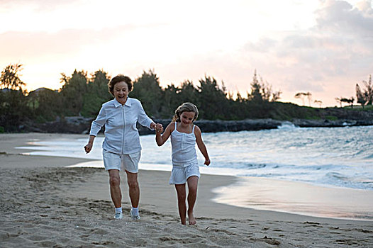 祖母,孙女,走,海滩,毛伊岛,夏威夷,美国