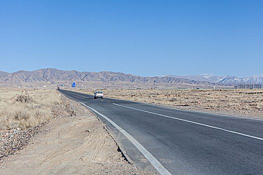 中国西部荒野道路