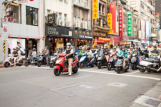 台北,在等红绿灯的摩托车