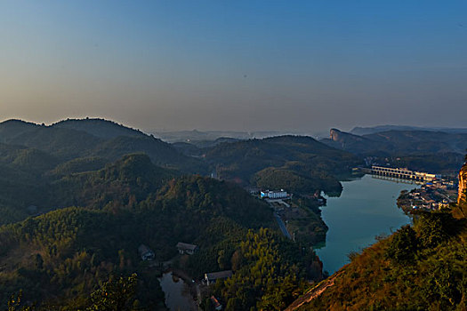 山,丹霞,河流,蓝天,黄昏,大气,田野,水电站,村庄,驴友,旅行,地质公园,丹霞地貌,绿色,灌木,树,草,水潭,素材,平面设计