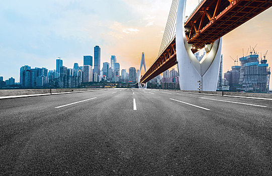 汽车广告背景,向前的公路和重庆现代城市景观
