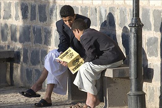 也门,萨那,两个,小男孩,看,书本,街道