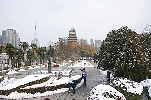 陕西西安小雁塔雪景