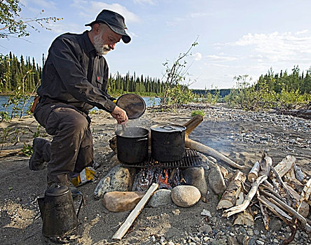 男人,烹调,露营,火,罐,壶,河,育空地区,加拿大