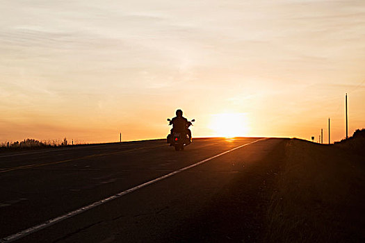 男人,摩托车,黎明,公路,靠近,埃德蒙顿,艾伯塔省,加拿大
