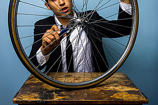 商务人士,修理,自行车,轮子