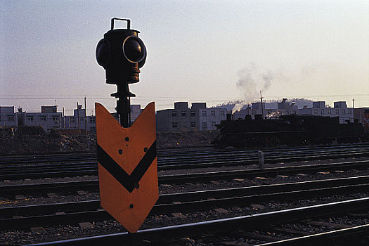 安徽淮南铁路旁的交通标志