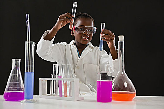 女生,化学品,实验,黑色背景,专注