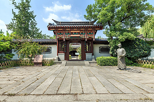 中式古典门楼,济南大明湖畔秋柳园