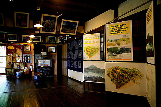 日本西湖湖畔屋内展示的日本民间工艺品