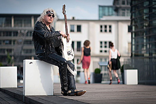 男人,吉他,坐,系船柱,杜塞尔多夫,北莱茵威斯特伐利亚,德国,欧洲