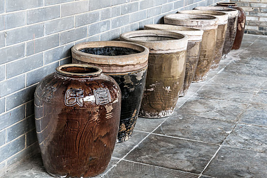 中国河南省开封府内古代生活用具陶瓷坛缸