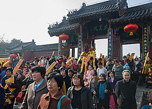 太昊陵庙会上祭祖人群