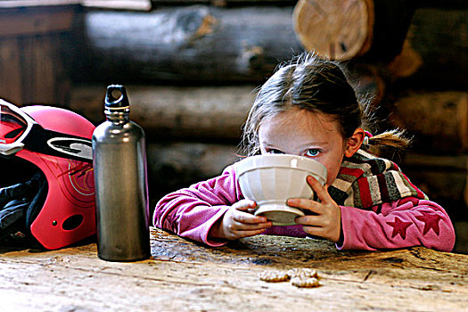 小女孩,喝,巧克力,头盔,热水瓶,木桌子