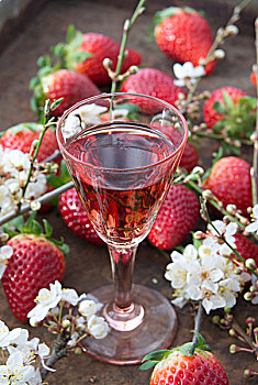 草莓,利口酒,黑刺李,花