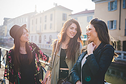 三个女人,年轻,交谈,运河,水岸