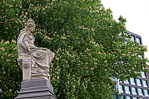 荷兰首都阿姆斯特丹博物馆广场冯德尔公园的女性雕塑