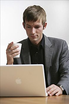 德国,男青年,工作,笔记本电脑,苹果