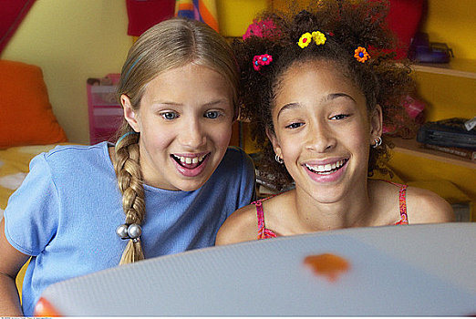 两个女孩,用电脑,微笑