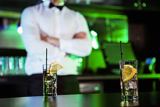 两个,玻璃杯,杜松子酒,吧台,酒保,站立,背景