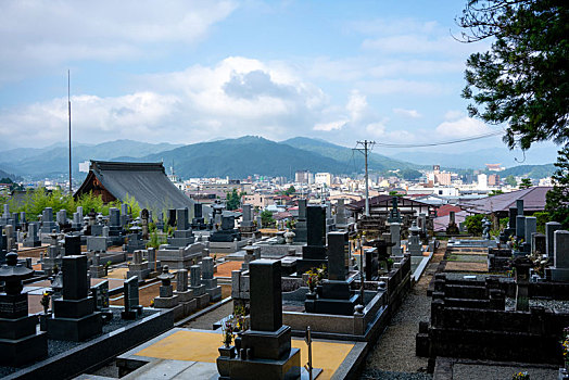 日本城市墓地全景