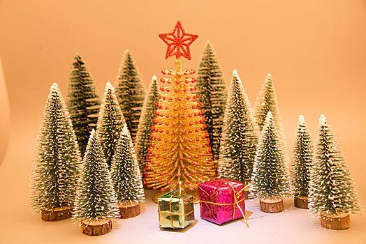 暖色环境中的圣诞树摆件和礼物