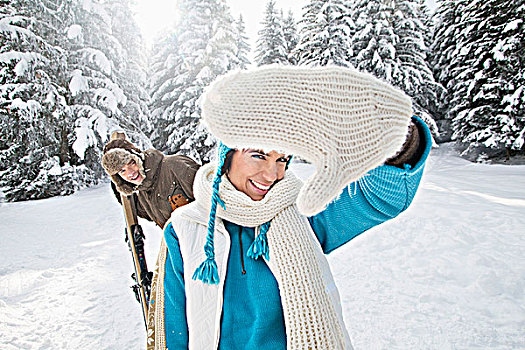 女青年,冬天,衣服,看镜头,微笑,男人,拿着,滑雪,背景