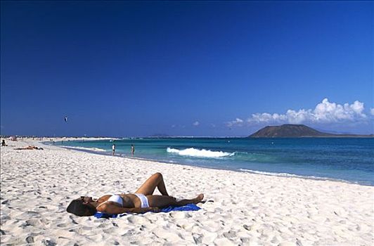 女人,躺着,海滩,富埃特文图拉岛,加纳利群岛,西班牙,欧洲