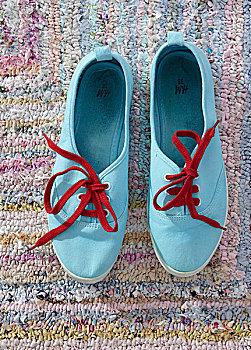 淡蓝色,运动鞋,红色,鞋带