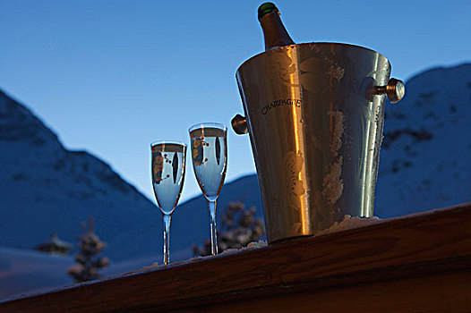 香槟酒杯,雪,窗台