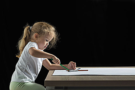 侧面视角,女孩,绘画,纸,桌子,黑色背景