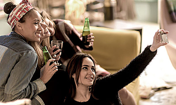 四个,美女,坐,沙发,笑,拿着,啤酒瓶