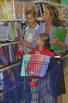 女人,两个女孩,教育,文具,超市,手推车