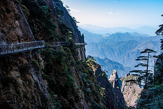 江西上饶三清山西海岸峡谷间的悬空栈道