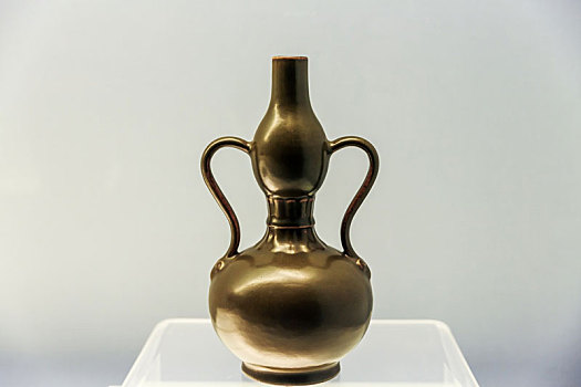 上海博物馆藏清乾隆景德镇窑茶叶末釉葫芦形瓶