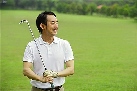 男人,拿著,高爾夫球桿,微笑,看別處