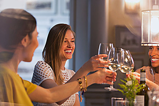 微笑,女人,朋友,祝酒,白葡萄酒杯,就餐,餐馆